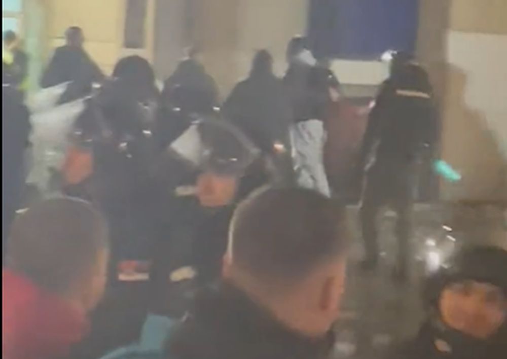 PRVI INCIDENTI Igrači Partizana stigli u halu, a Lesora pogodili u glavu! (VIDEO)