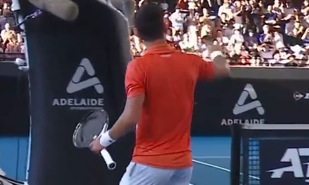 POPUSTILI MU ŽIVCI Novak oterao rođenog brata iz lože! Izgubio set, pa vikao „izađi!“ (VIDEO)