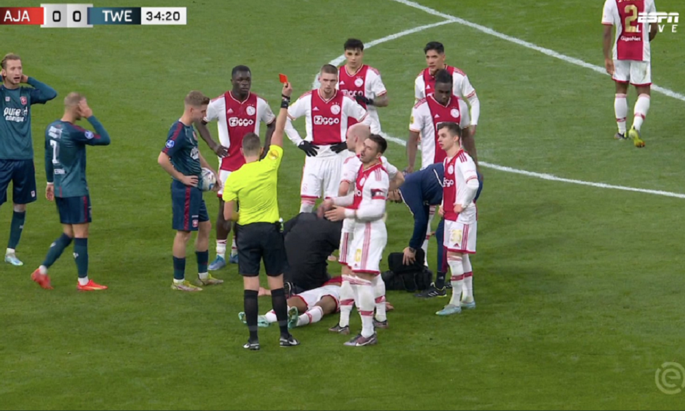 NJEMU JE PETAK 13. DANAS Sudija štoperu Ajaksa pokazao crveni karton dok je ležao na zemlji bez svesti, izneli ga na nosilima (VIDEO)