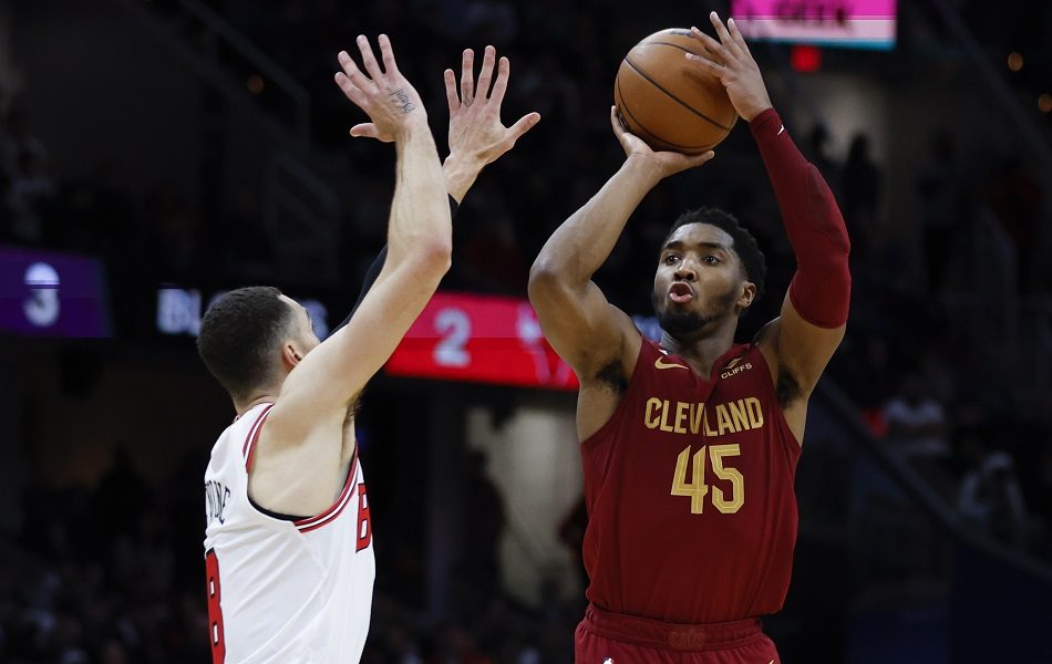 SUPERMEN Igrao 50 minuta i postigao 71 poen! Neverovatni Mičel srušio Lebronov rekord (VIDEO)