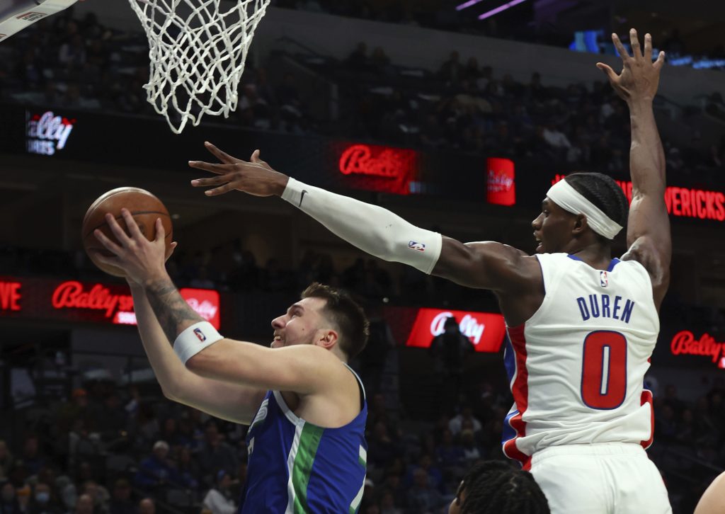 Vratio se na teren u oduvao Pistonse! Dončić u društvu sa Džordanom i Džejmsom (VIDEO)