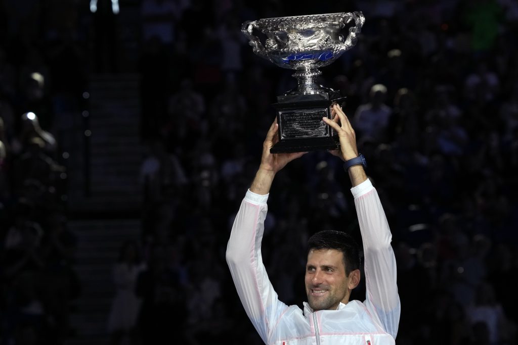 ČUDO OD IGRAČA Novak Đoković podigao pehar u jakni s brojem 22: Najveća pobeda u mom životu! Idem da slavim sa srpskim navijačima