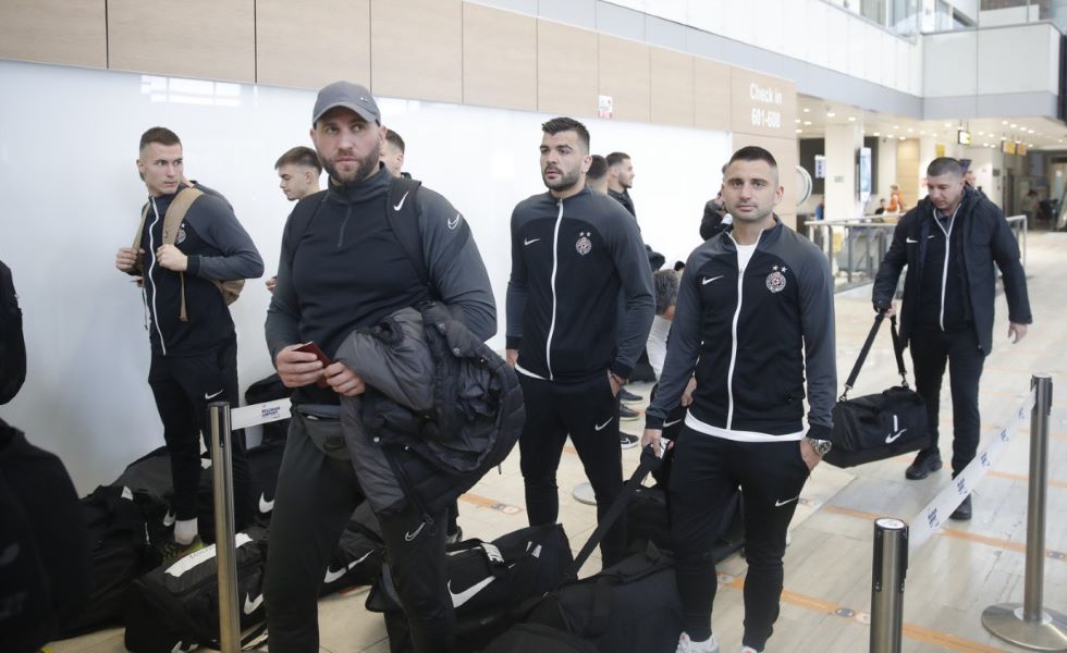 FOTO UBOD Fudbaleri Partizana došli na aerodrom, a tamo stari poznanik i ljuti rival na terenu (FOTO)