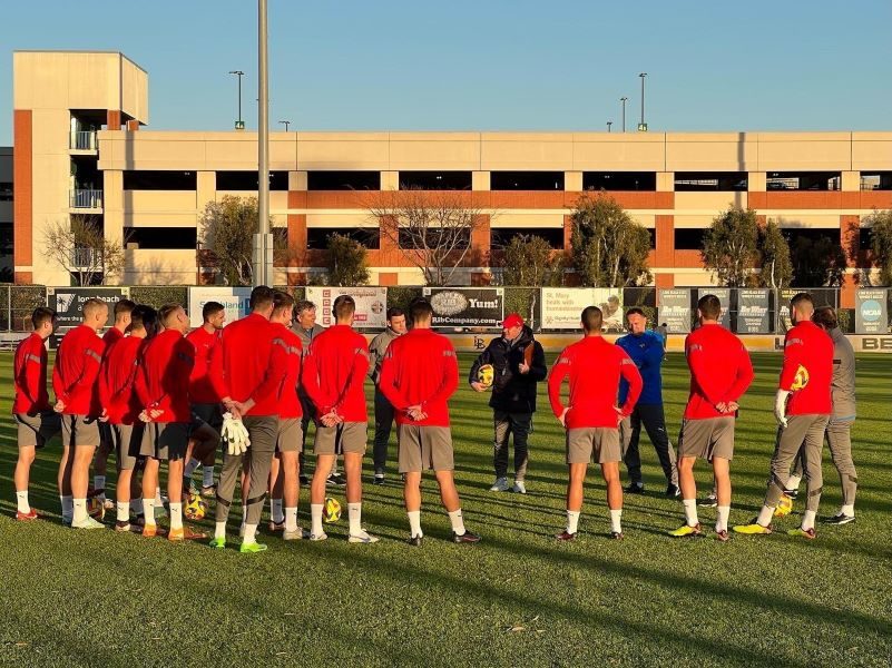 ODRŽAO OBEĆANJE Fudbalere je u Los Anđelesu posetio legendarni srpski sportista (VIDEO)
