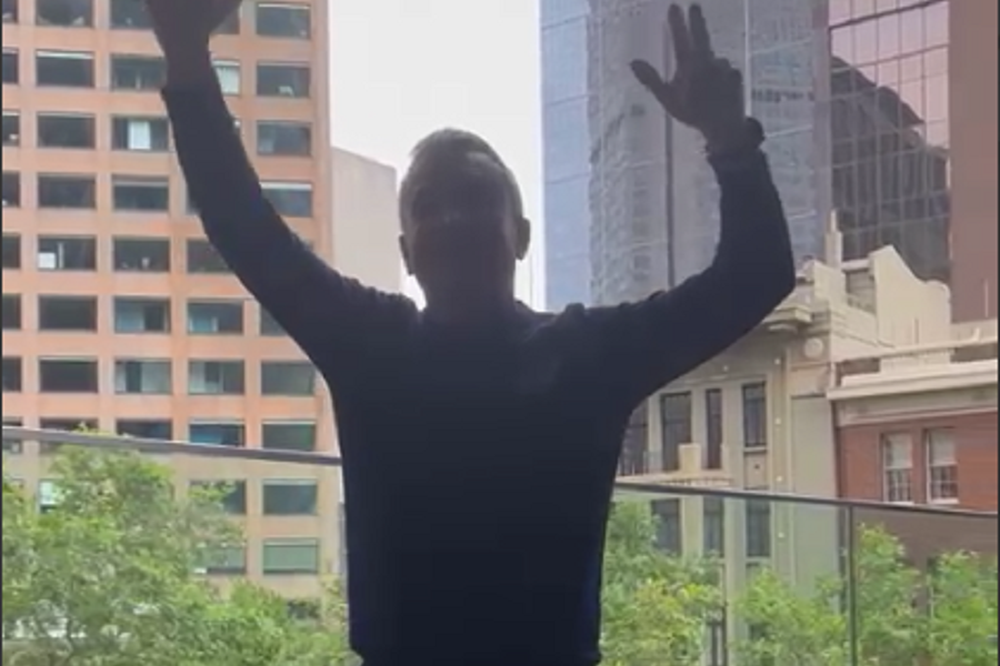 HIT! SRĐAN JE OVAKO PROSLAVIO NOVAKOVU KRUNU „Kosi tata, kosim ja“ orilo se Melburnom (VIDEO)