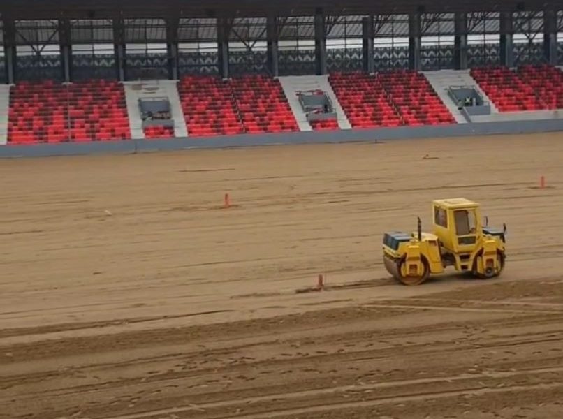 Leskovački „Old Traford“ sve lepši, započeti radovi na postavljanju trave (VIDEO)