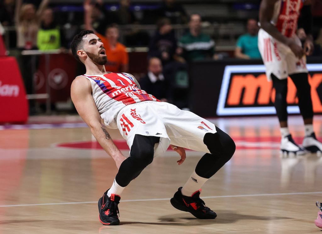 VILDOZAAA! Kakav pogodak Argentinca – sa pola terena uz zvuk sirene! (VIDEO)