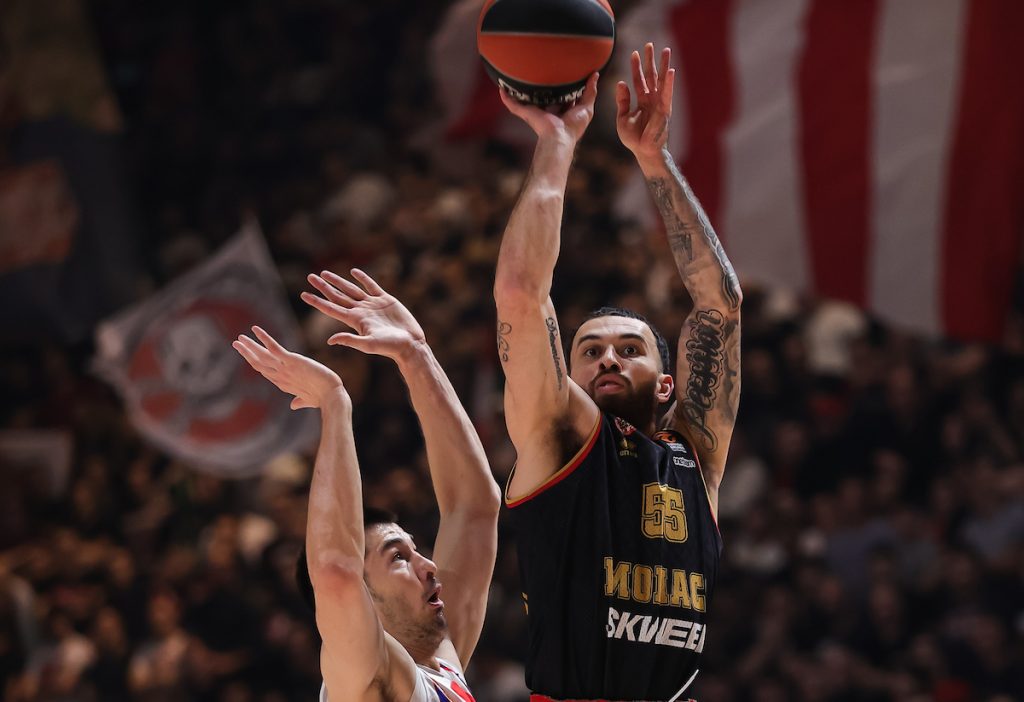 DŽEJMS SE SUKOBIO SA NAVIJAČIMA I ODGOVORIO ČOVIĆU: Platite svoje dugove! (FOTO)