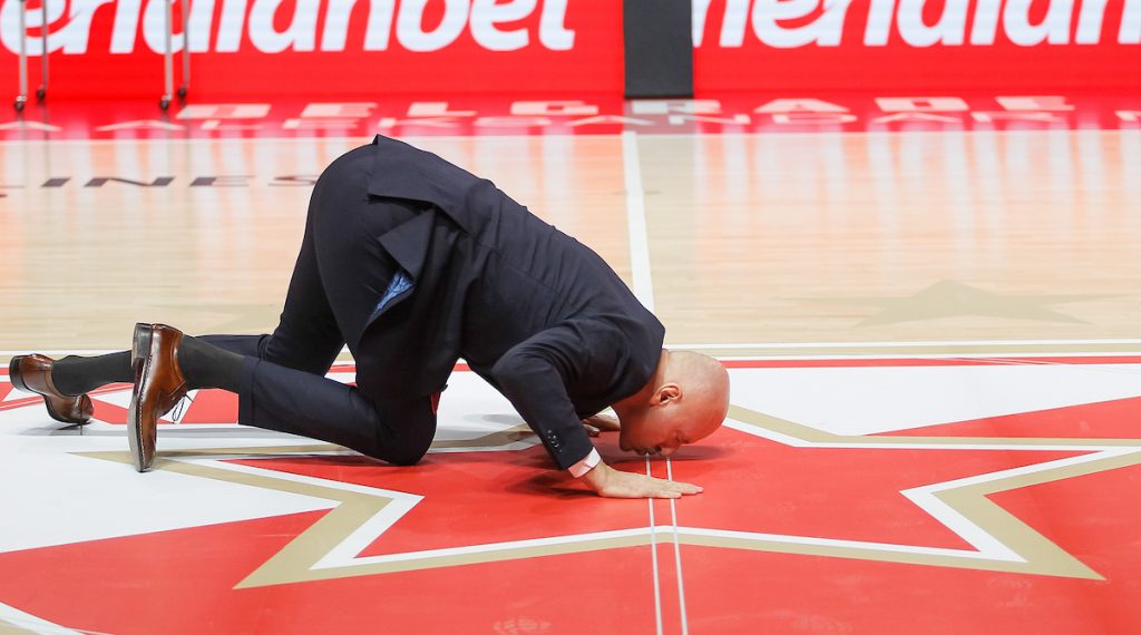 OBRADOVIĆ SE PRAVDAO NA KLUPSKOJ TV ZBOG LJUBLJENJA GRBA: Odbacili su me iz porodice, niko na ulici nije hteo… (VIDEO)