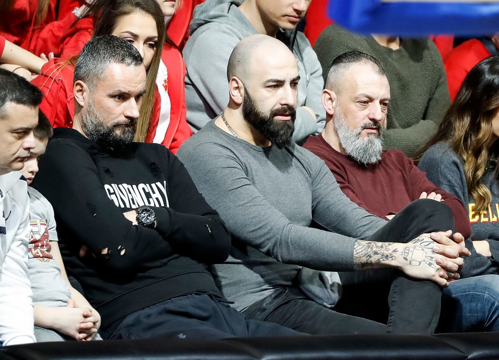 NA UDARU KRITIKA Čuveni zvezdaš u centru pažnje zbog dukserice: Naš hleb da jede, a za njih da navija! (FOTO)