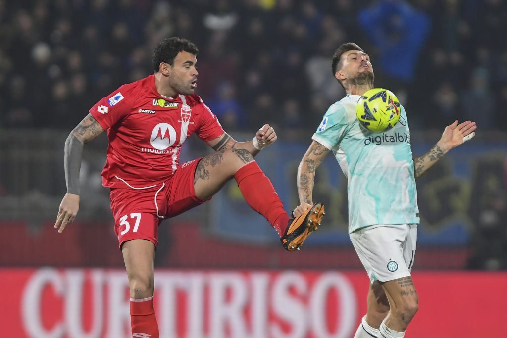 SERIJA A Berluskonijev klub „otkinuo“ bod nekadašnjem „večitom rivalu“ Milana! Bivši igrač došao glave Interu u 93. minutu (VIDEO)