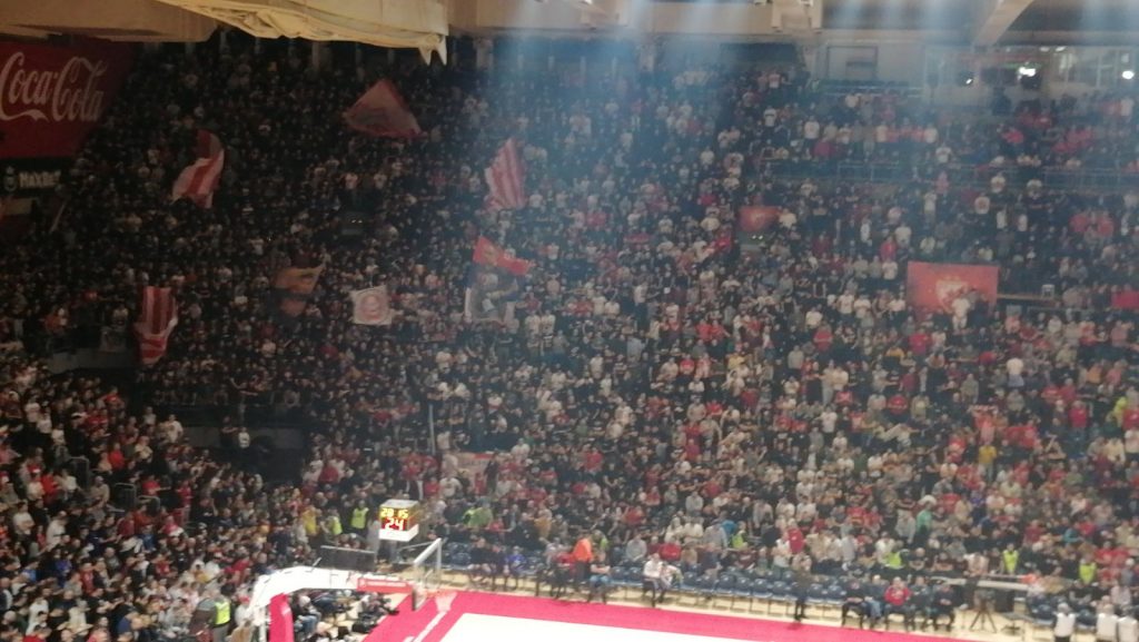 LUDILO U „PIONIRU“ Zvezda ima gromoglasnu podršku! Navijačka eksplozija „delija“ pred početak „večitog derbija“ (VIDEO)