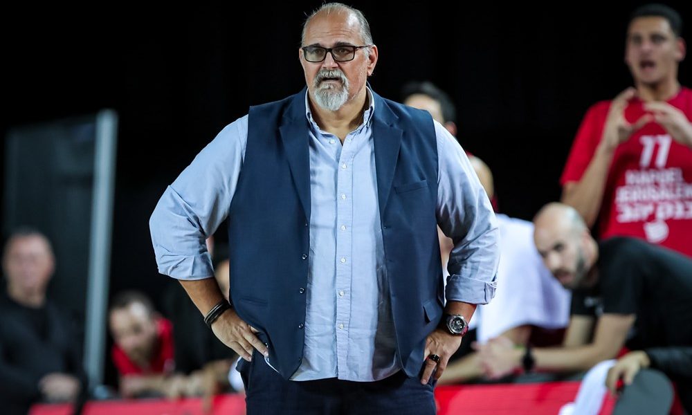 „DŽILEMANIJA“ U SVETOM GRADU Bivši trener Partizana uživa veliku popularnost! Priredio šou, pa poručio: Želim 10.000! (VIDEO)