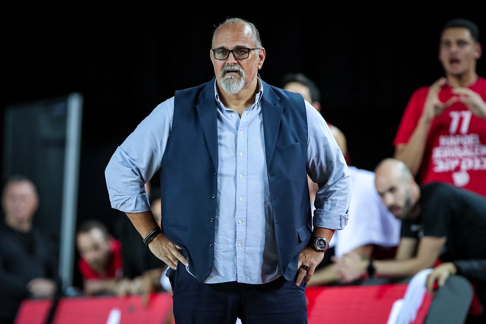 „DŽILEMANIJA“ U SVETOM GRADU Bivši trener Partizana uživa veliku popularnost! Priredio šou, pa poručio: Želim 10.000! (VIDEO)