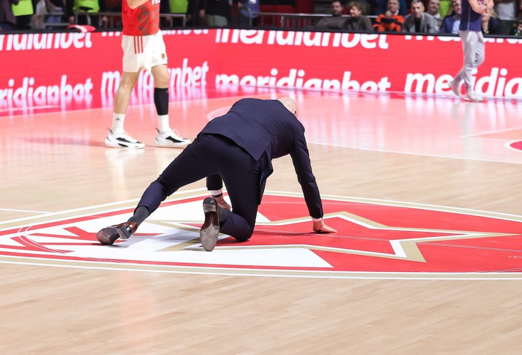 GEST ZA PAMĆENJE Obradoviću skandirali, on se rasplakao, kleknuo, pa poljubio grb Zvezde! (VIDEO)