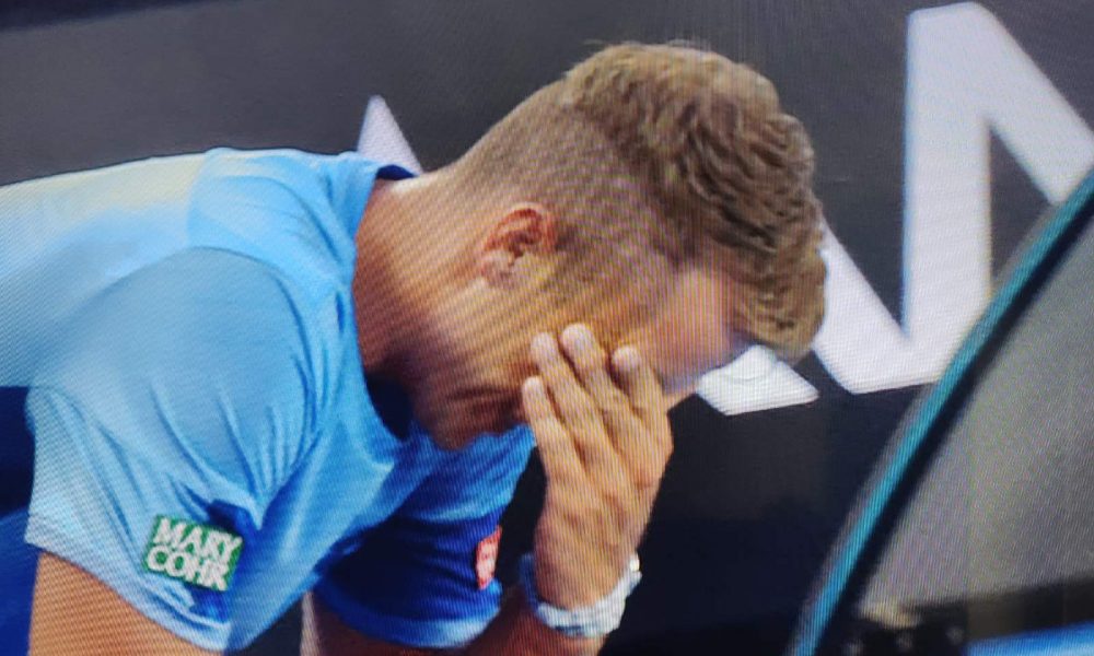 POVREDA Suze na licu Novakovog rivala, Francuz se za sada ne predaje (VIDEO)