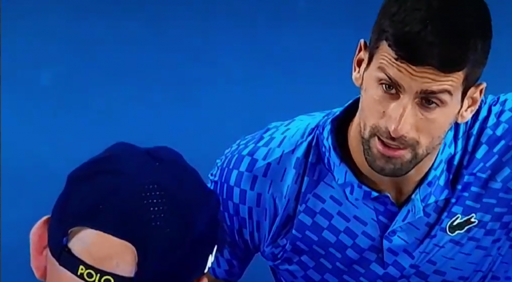 IZNERVIRAO SE ZBOG PROSTAKA Novak besan otišao od sudije: Zašto ga ne izbaciš s tribina? (VIDEO)