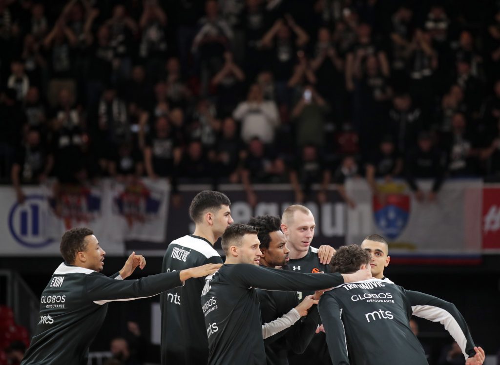 NEMCI U ŠOKU Igrači Partizana u Minhenu slavili kao kod kuće! Preko 2.000 „grobara“ u tradicionalnom zanosu (VIDEO)