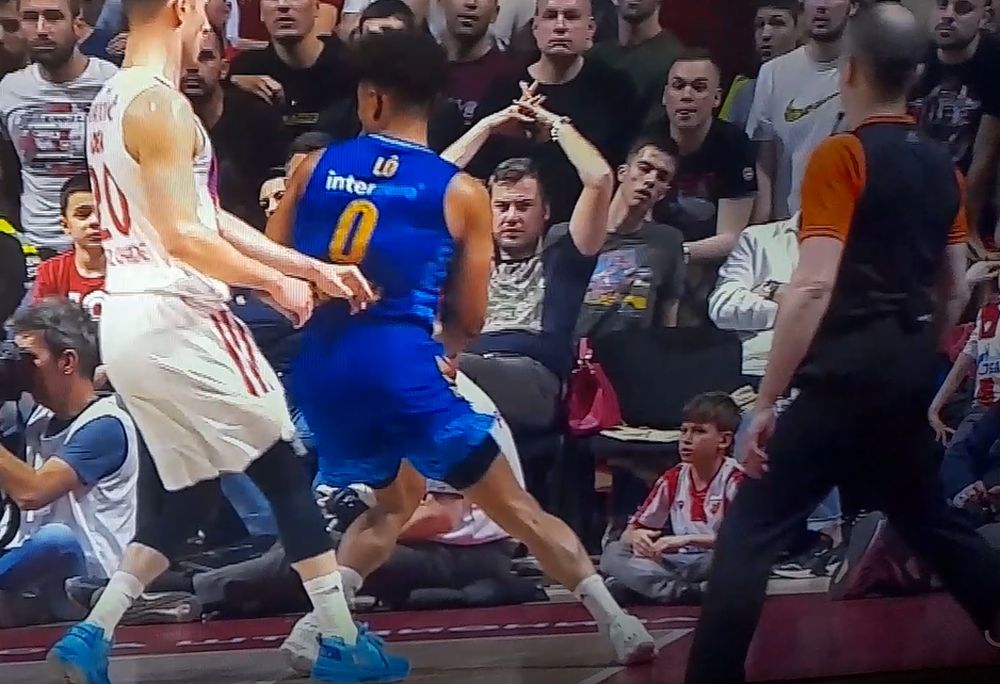 KAKO NIJE VIDEO?! Zvezdi se ponovila situacija „Mirotić“! Neverovatna greška sudije (VIDEO)