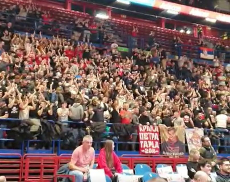 PODRŠKA NE JENJAVA Pogledajte kako navijači Crvene zvezde bodre košarkaše u Milanu (VIDEO)
