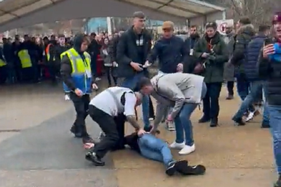 BOLJE DA JE ĆUTAO Navijač Čelsija urlao u lice „čekićaru“ pa nokautiran! Završio u kolicima (VIDEO)