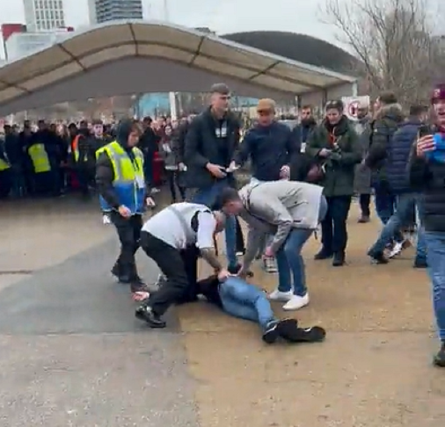 BOLJE DA JE ĆUTAO Navijač Čelsija urlao u lice „čekićaru“ pa nokautiran! Završio u kolicima (VIDEO)