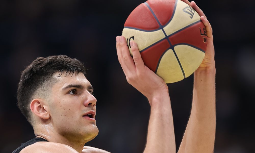 PEH ZA PARTIZAN Tek što je počela utakmica, igrač crno-belih se povredio! Njegovo stanje ubrzo postalo poznato (VIDEO)