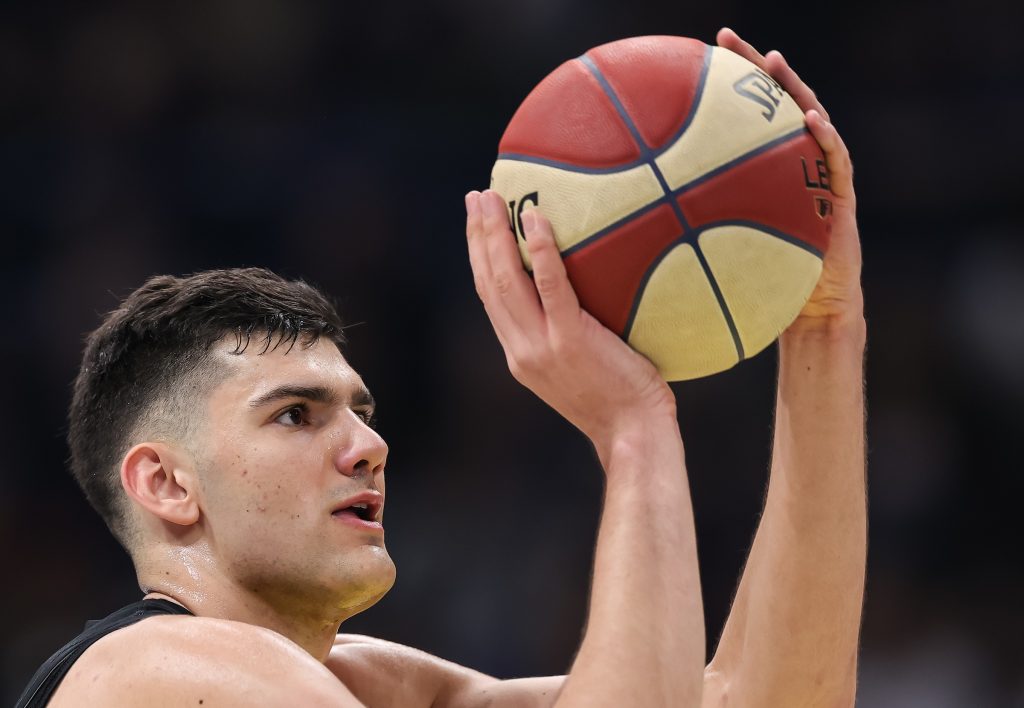 PEH ZA PARTIZAN Tek što je počela utakmica, igrač crno-belih se povredio! Njegovo stanje ubrzo postalo poznato (VIDEO)