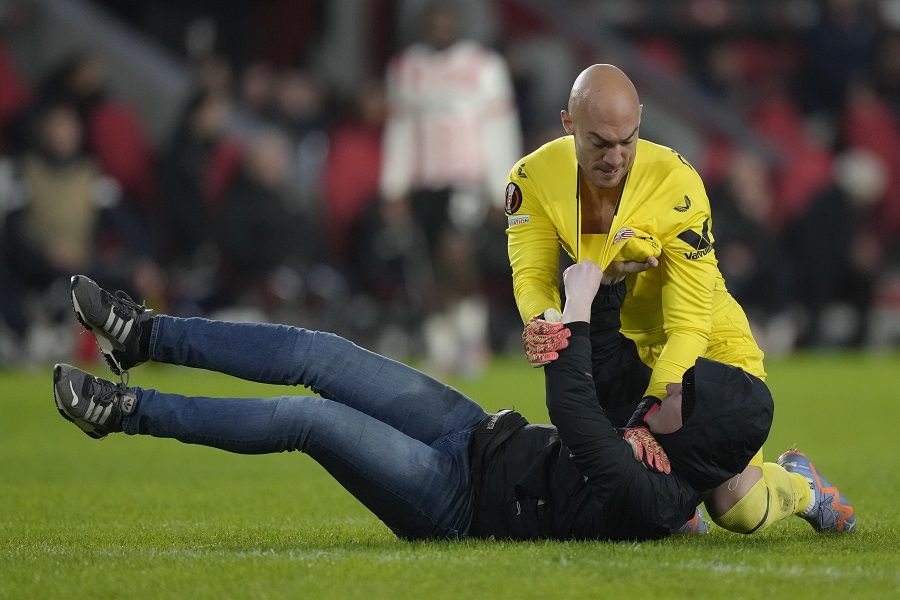 PSV odredio kaznu za huligana koji je napao srpskog golmana… Neće skoro na tribine, ni blizu!