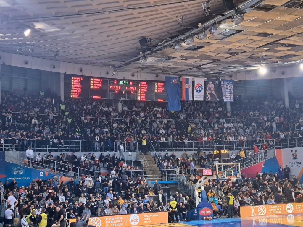 ZATIŠJE PRED BURU Pola sata pred početak „večitog derbija“ – ovako izgledaju tribine dvorane „Čair“ (VIDEO)