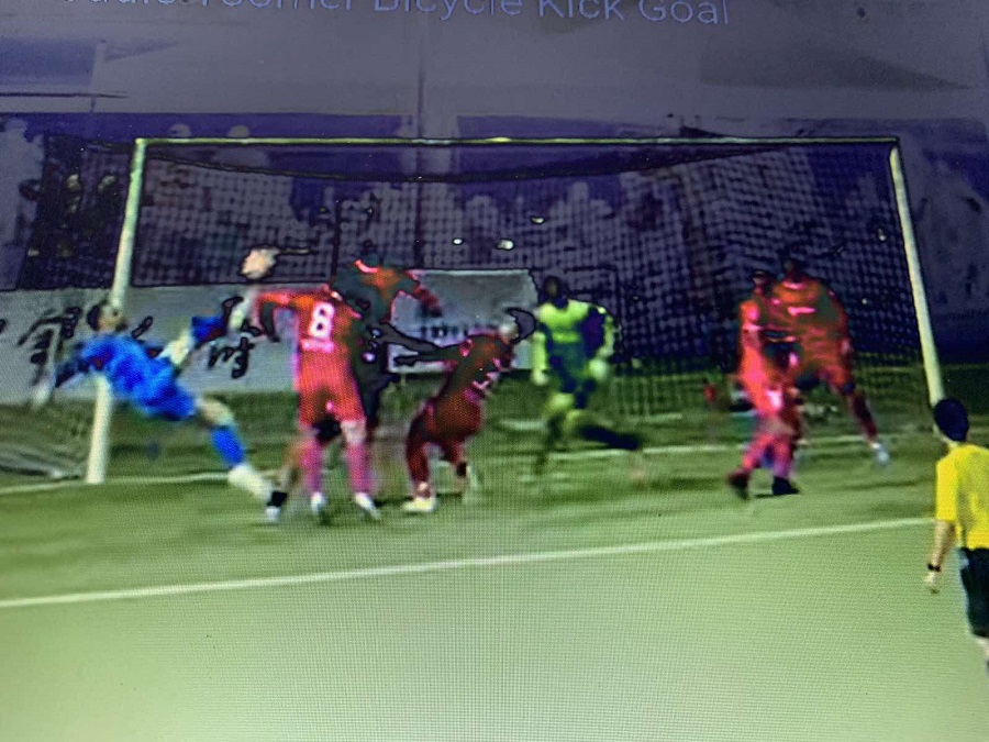 Kakav pogodak golmana u 90+6. minutu kojim je doneo bod svom timu (VIDEO)