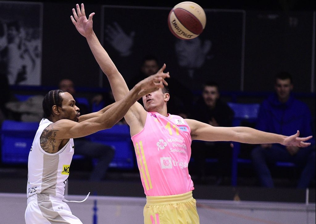 POLUVREME Napadačka rapsodija Partizana… Trojke „pljušte“ kao kiša, Mega za sada nemoćna!