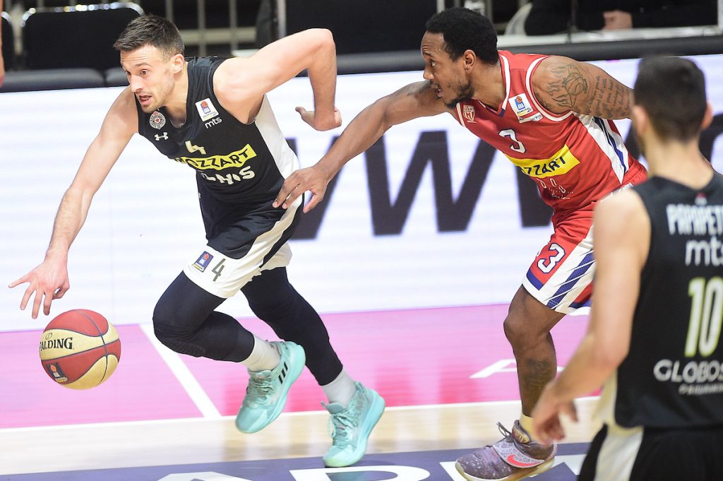 BUM BUM ALEKSA Zvuk sirene i koš sa skoro pola terena! Avramović digao „grobare“ na noge (VIDEO)