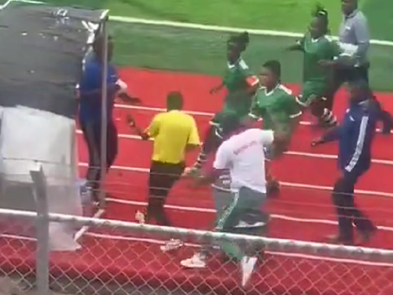 KO KAŽE DA SU NEŽNIJI POL? Razjarene fudbalerke pretukle sudiju zato što im nije svirao penal! (VIDEO)