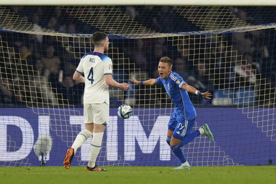 Retegi uslavi gol u meču sa Englezima (Foto: Beta/AP)
