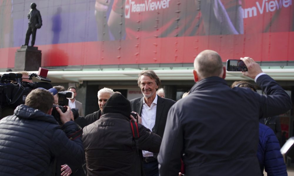 „FRLJANJE“ SA MILIJARDAMA Zahuktala se trka za Mančester junajted! Ko će prvi do cilja – šeik ili ser?