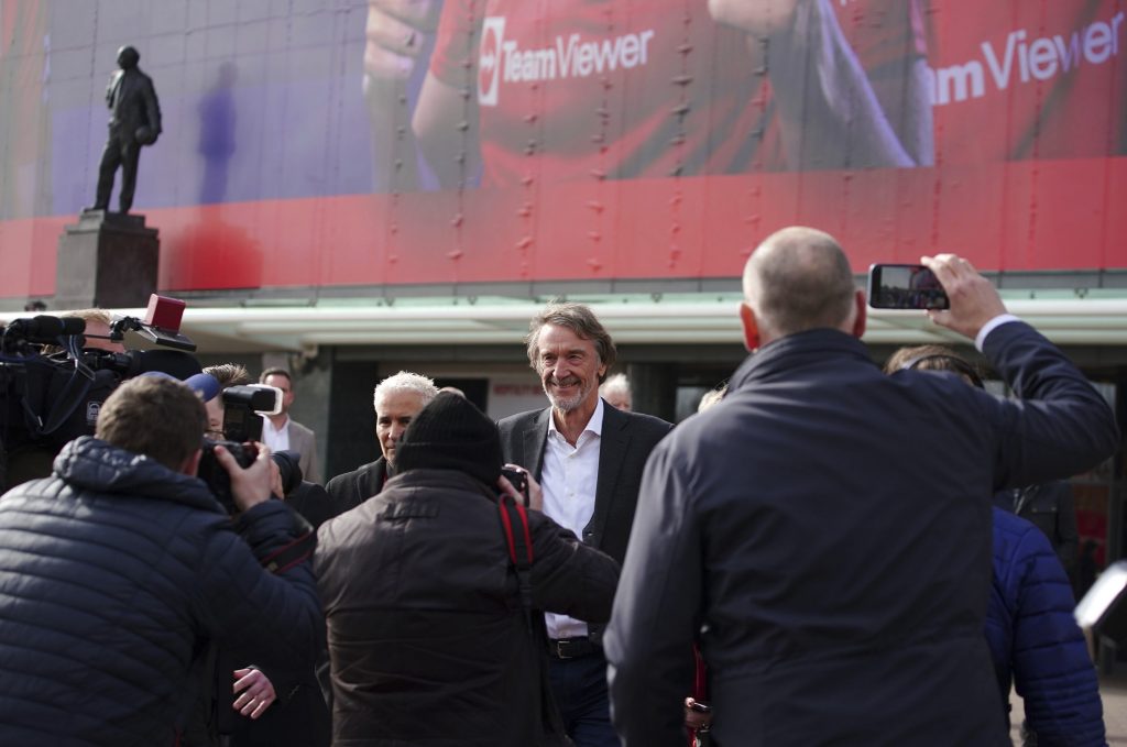 „FRLJANJE“ SA MILIJARDAMA Zahuktala se trka za Mančester junajted! Ko će prvi do cilja – šeik ili ser?