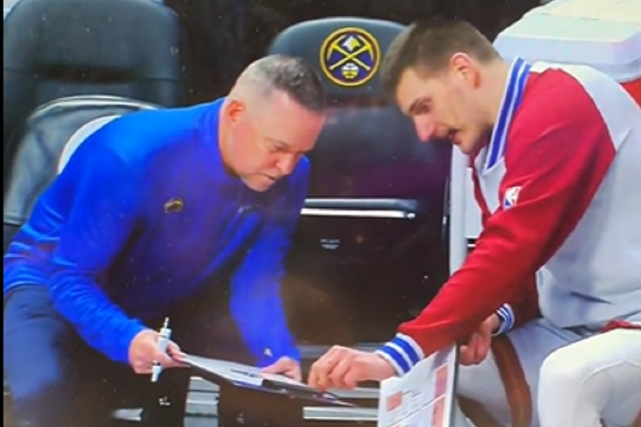 ŠEFE, GLEDAJ OVAMO! Jokić tokom poluvremena objašnjavao akciju Melounu (VIDEO)