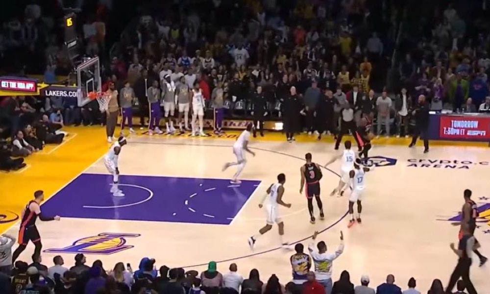 PRESUDIO IM BIVŠI IGRAČ Lejkersi izgubili od Njujorka (VIDEO)