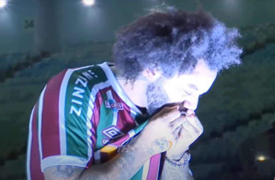 TRESLA SE MARAKANA Legendarni bek se vratio u Fluminense, dočekan kao Bog! (VIDEO)