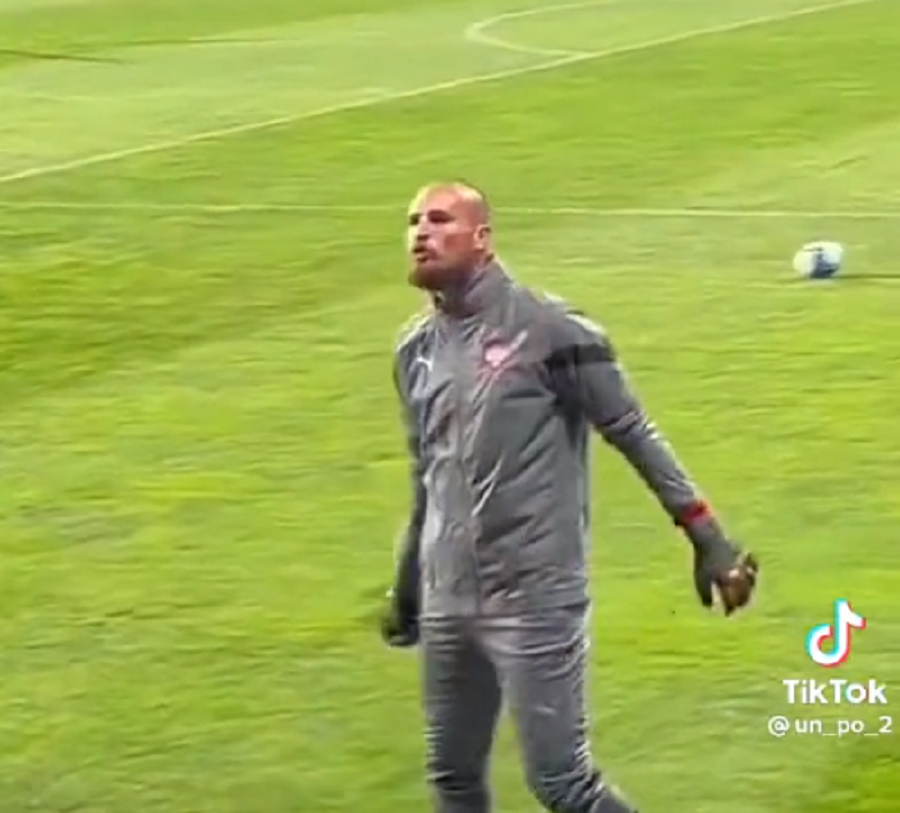 „POLUDEO“ Nisko! Navijači Crne Gore prozivali Rajkovića zbog supruge… Golman „orlova“ šutnuo loptu ka njima – to je bio samo početak (VIDEO)