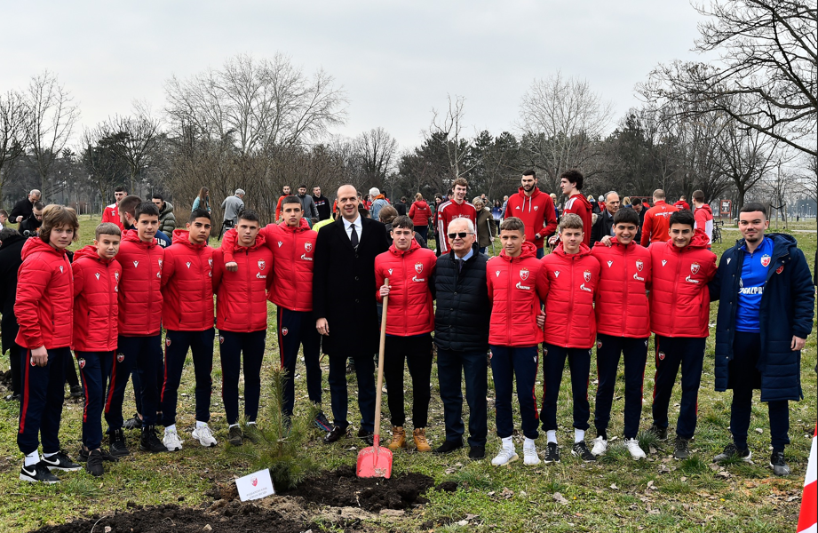 Zvezdaši povodom rođendana zasadili 34 jele i bora u Parku prijateljstva