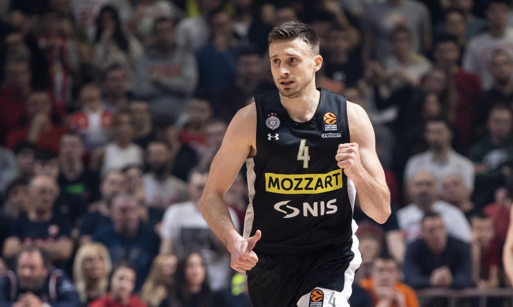 PARTIZAN SE MUČI, A MILJENIK „GROBARA“ IGRA U ŽIVOTNOJ FORMI Avramović pogodio trojku sa više od pola terena (VIDEO)