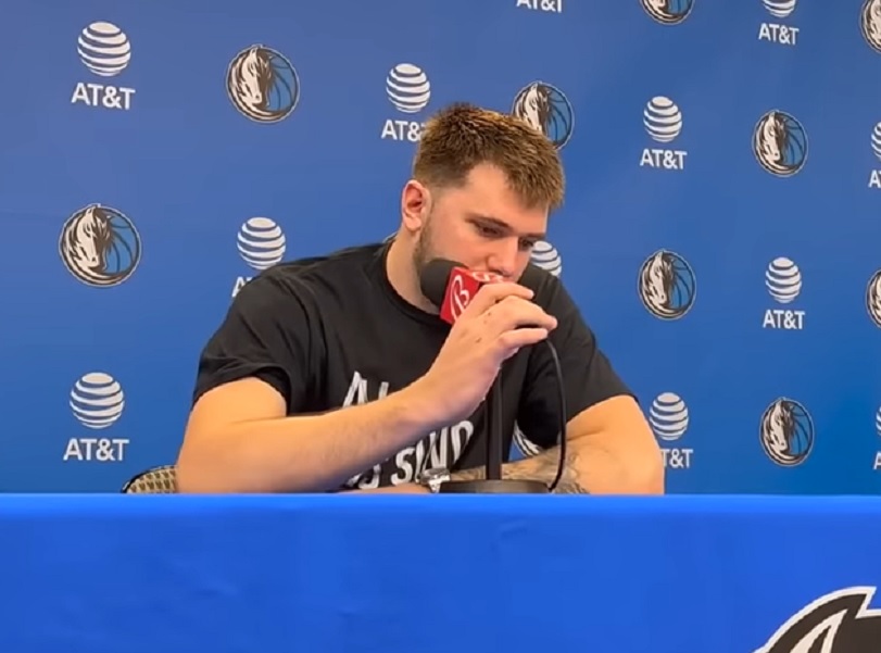 ŠTA GA MUČI? Dončić se pojavio u majici sa zanimljivim natpisom na engleskom i srpskom, a onda se požalio novinarima (VIDEO)