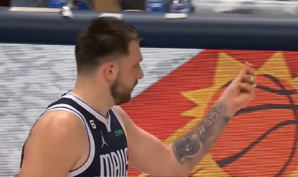 MOŽE SKUPO DA GA KOŠTA Dončić gestom žestoko „prozvao“ sudije, preti mu oštra kazna, viđeno i nešto što nikada nije! (VIDEO)