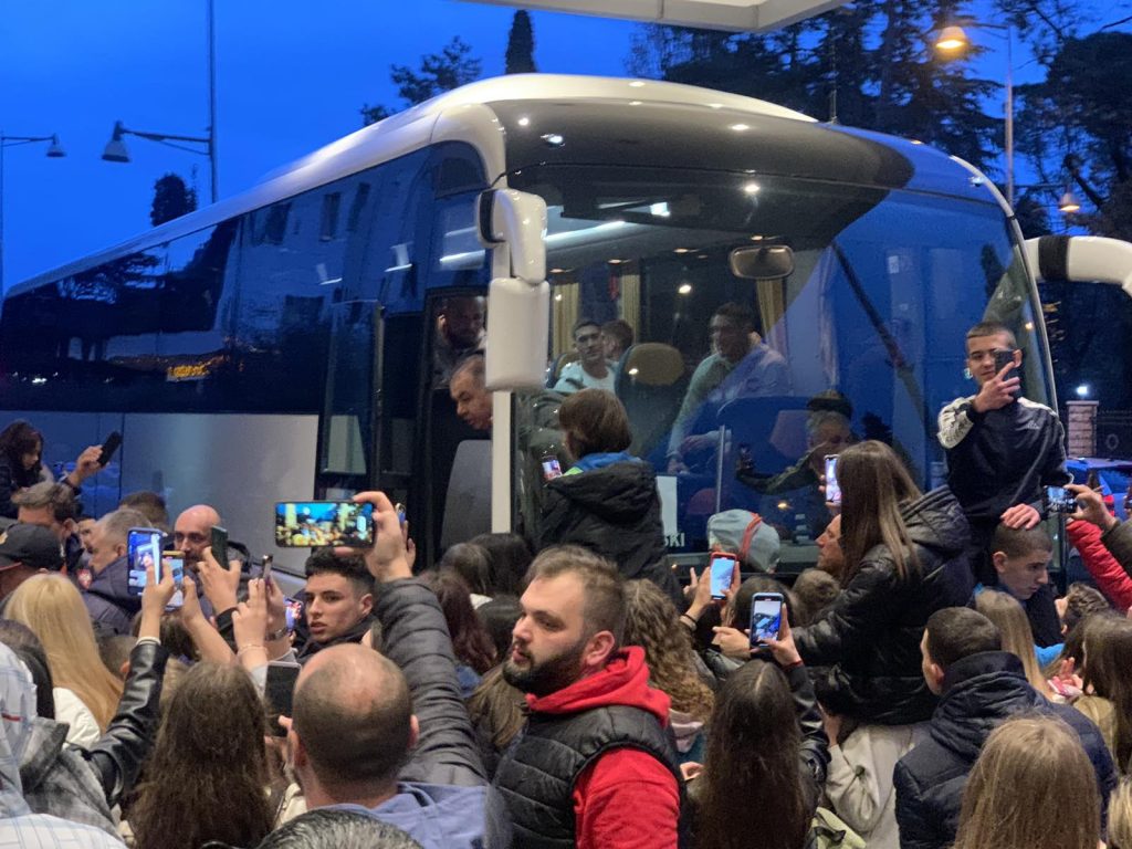 EUFORIJA „Orlovi“ ispraćeni dečjom grajom! Pogledajte kako je izgledao njihov odlazak na stadion (VIDEO)