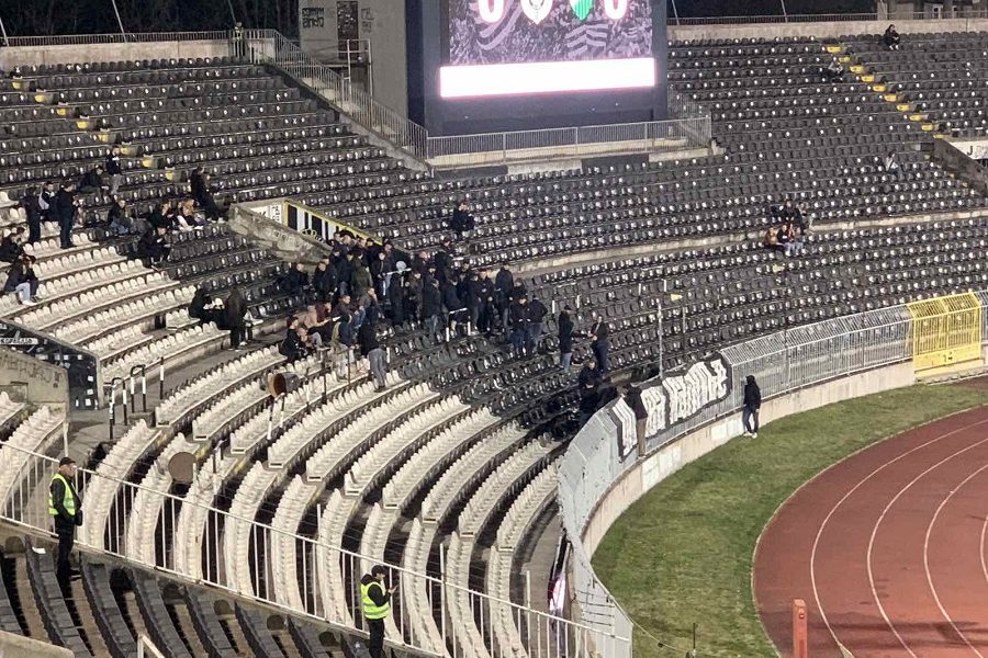 NIGDE NAVIJAČA Humska još jednom sablasno prazna, na jugu poruka „Uprava napolje“ (VIDEO)
