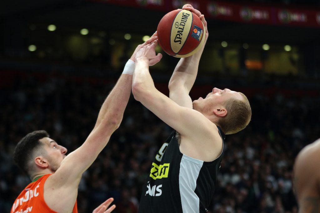 POLUVREME Loš početak, ali Partizan ima čoveka preokreta! Mali zaostatak crno-belih posle prvih 20 minuta