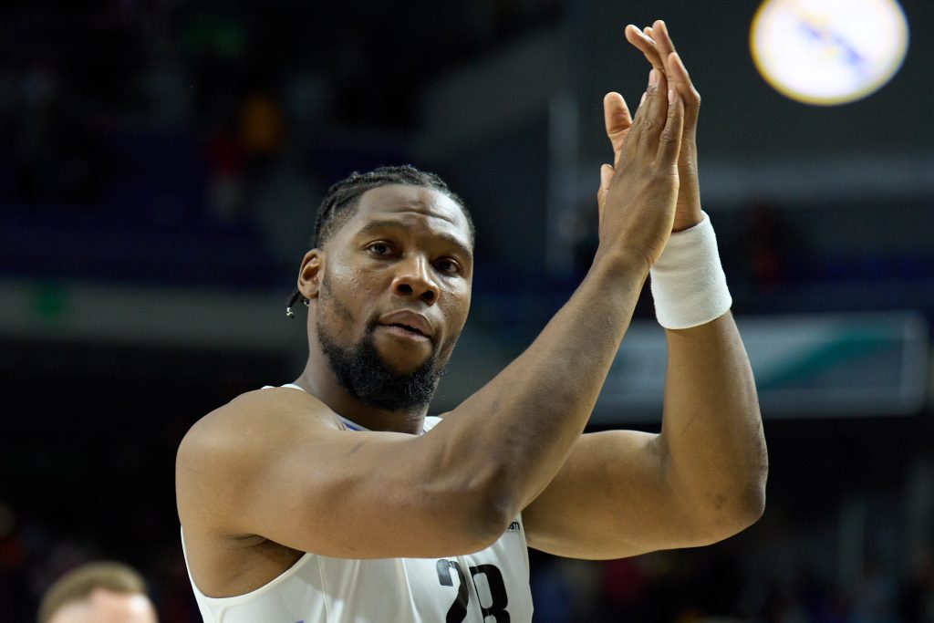 NEVEROVATNO Navijači Reala slave nasilnika! Jabusele povredio Eksuma, pa u sledećoj utakmici dobio ovacije (VIDEO)