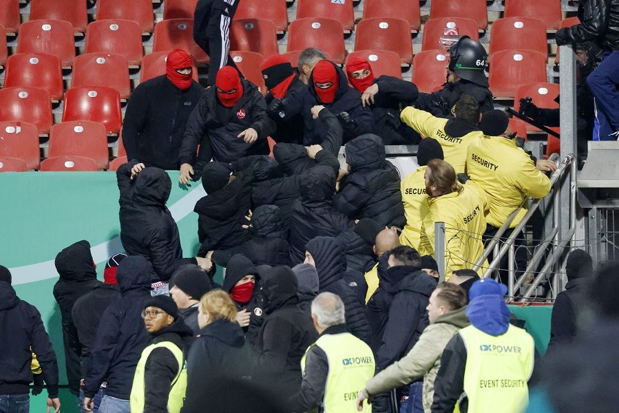 OPŠTA TUČA U NEMAČKOJ Potukli se navijači Nirnberga i Štutgarta (VIDEO)